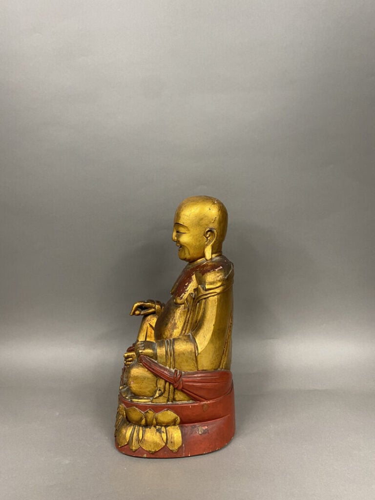 Vietnam - Sujet en bois sculpté laqué rouge et doré représentant bouddha assis…