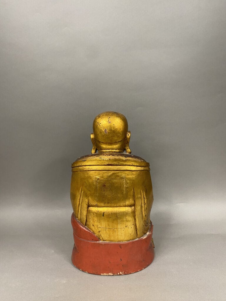 Vietnam - Sujet en bois sculpté laqué rouge et doré représentant bouddha assis…