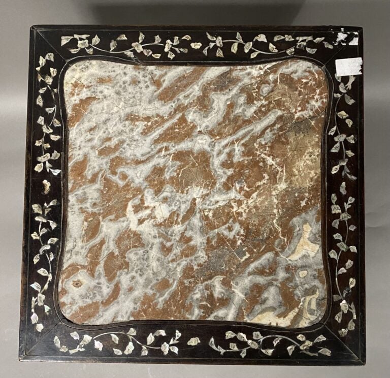 Vietnam - Table de forme carrée en bois ajouré et sculpté de fleurs/feuillages…