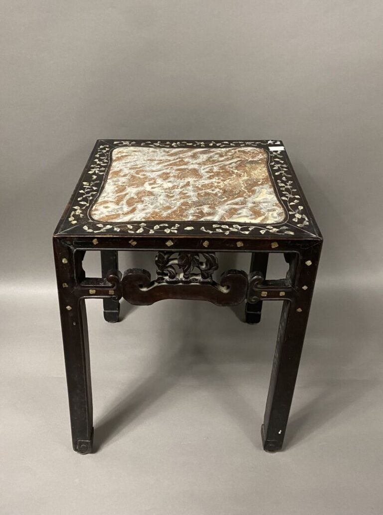 Vietnam - Table de forme carrée en bois ajouré et sculpté de fleurs/feuillages…