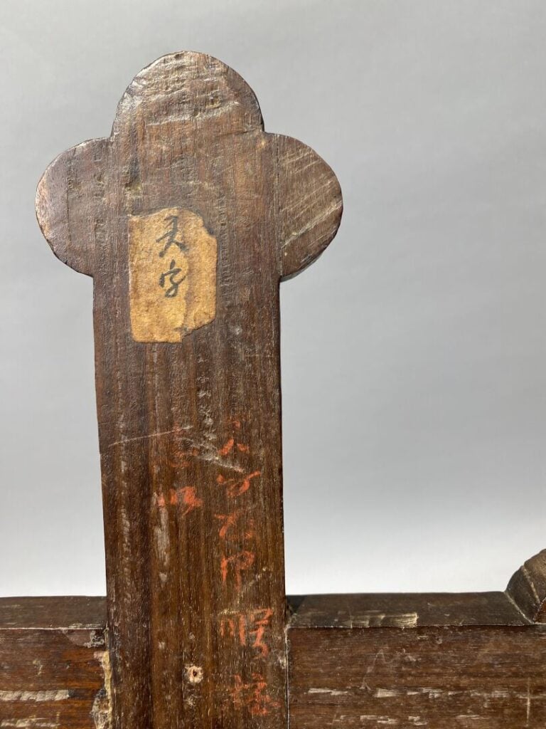 Vietnam, Tonkin - Croix en bois avec incrustations de nacre à décor de feuillag…
