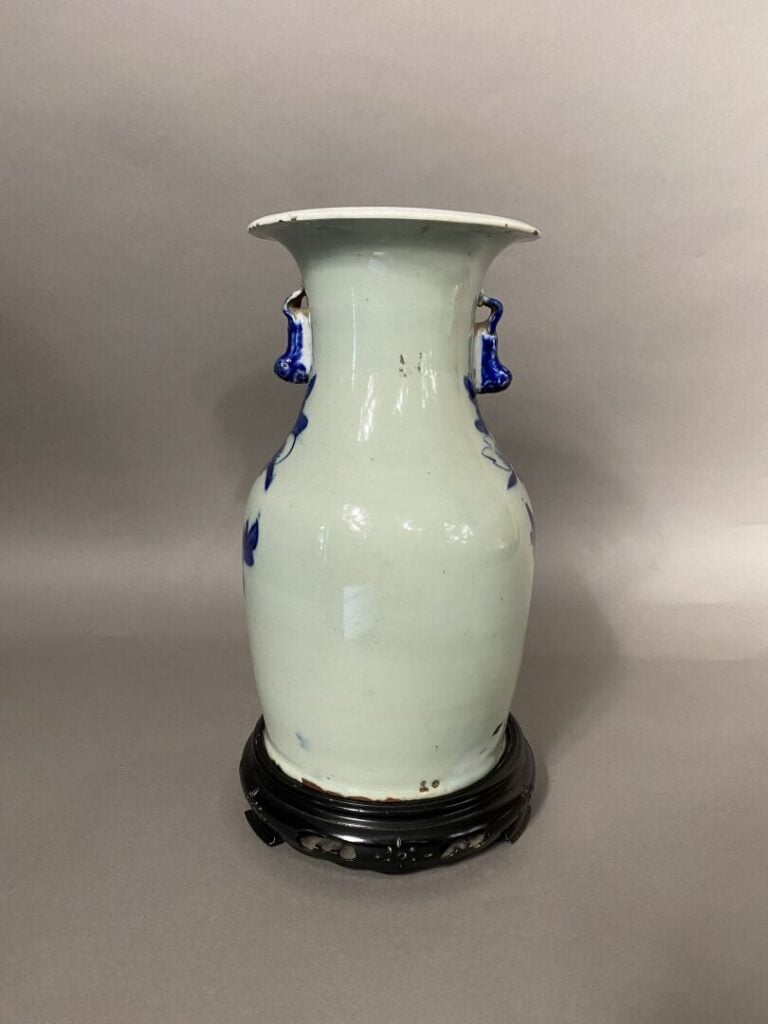 Vietnam - Vase balustre en céramique émaillée céladon à décor bleu de papillons…