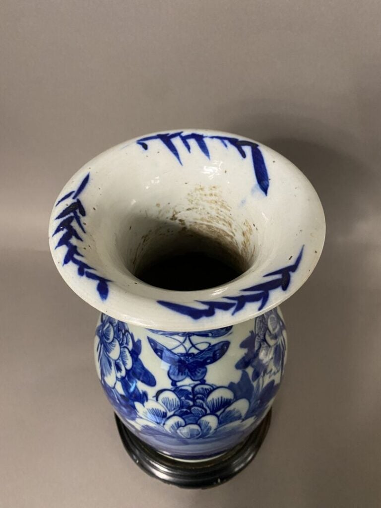 Vietnam - Vase balustre en céramique émaillée céladon à décor bleu de papillons…