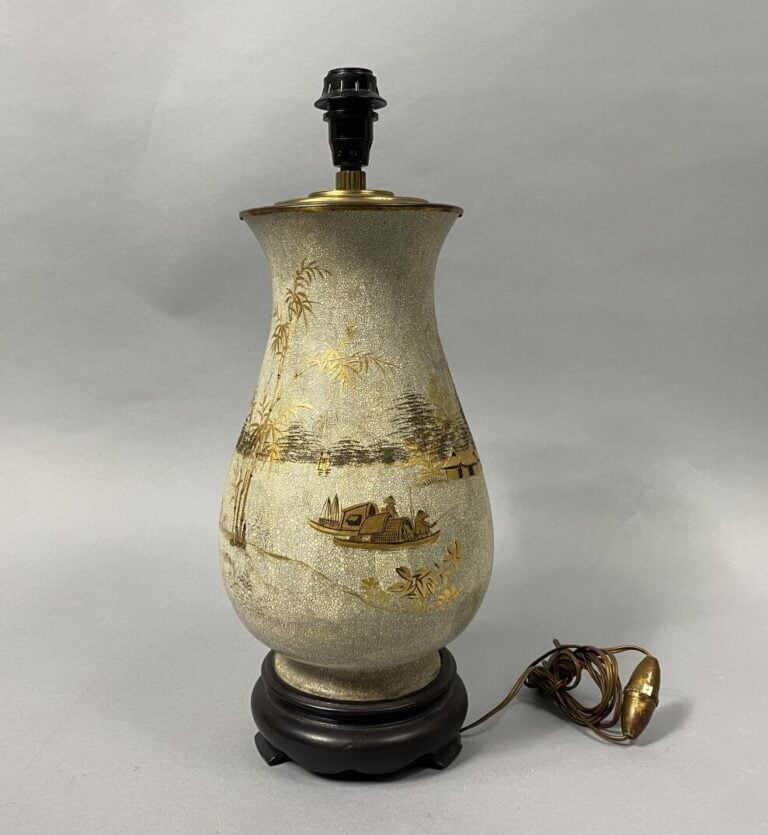 Vietnam - Vase balustre en laque sur fond coquille d'oeuf à décor doré de pêche…