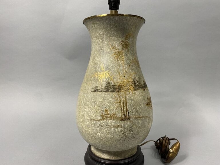Vietnam - Vase balustre en laque sur fond coquille d'oeuf à décor doré de pêche…