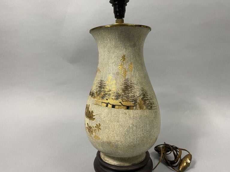 Vietnam - Vase balustre en laque sur fond coquille d'oeuf à décor doré de pêche…