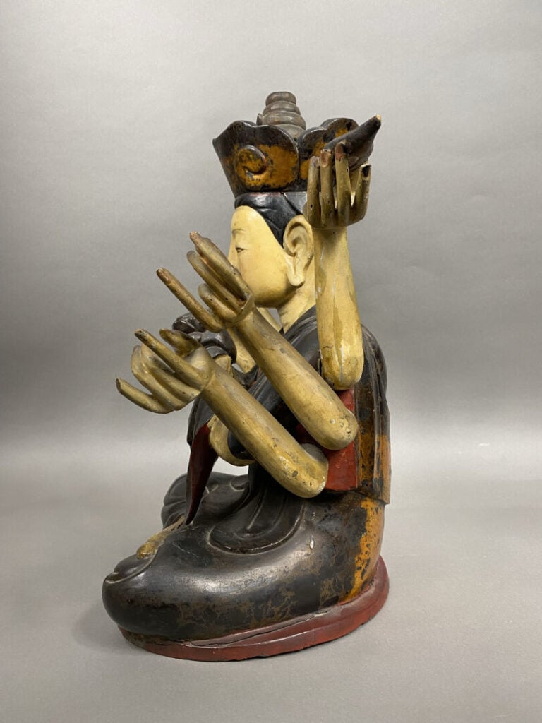 Vietnam, XIXe siècle - Statue en bois sculpté et laqué polychrome d'un bodhisat…