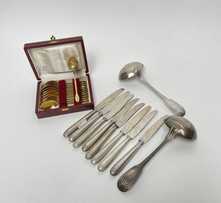 8 couteaux à fruits en argent fourré (800 millièmes), une lame inox, modèle coq…