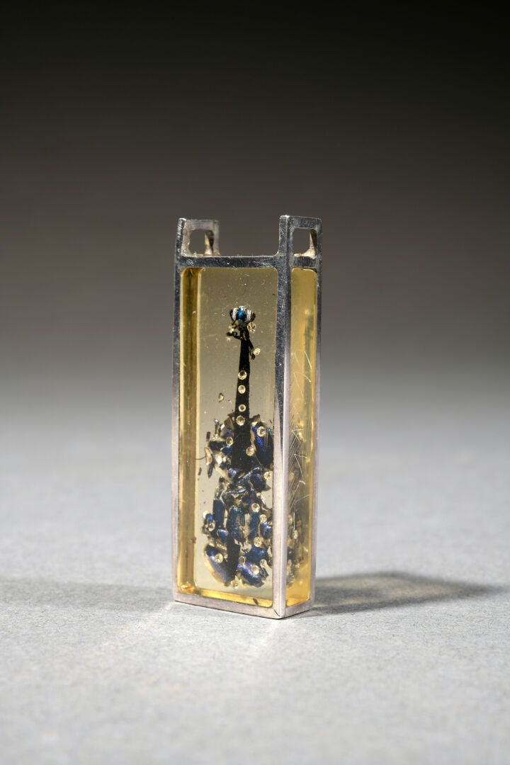 Armand FERNANDEZ dit ARMAN (1928-2005) - Pendentif "Violon" formé de carapaces…