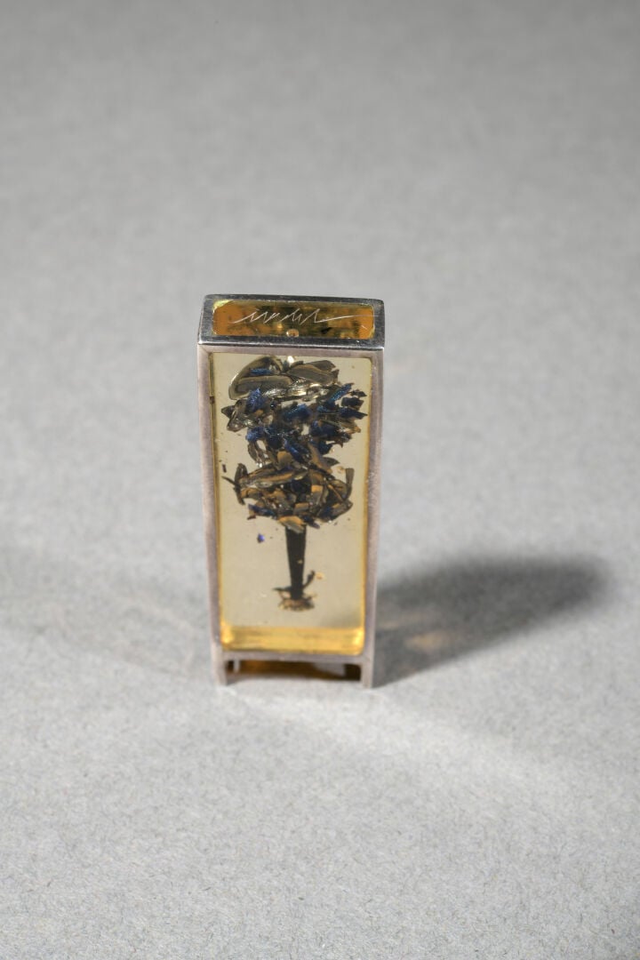 Armand FERNANDEZ dit ARMAN (1928-2005) - Pendentif "Violon" formé de carapaces…