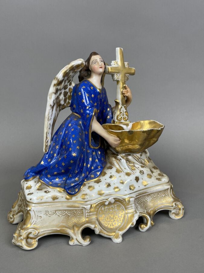 BENITIER en porcelaine de Paris à décor doré et polychrome d'un ange tenant une…