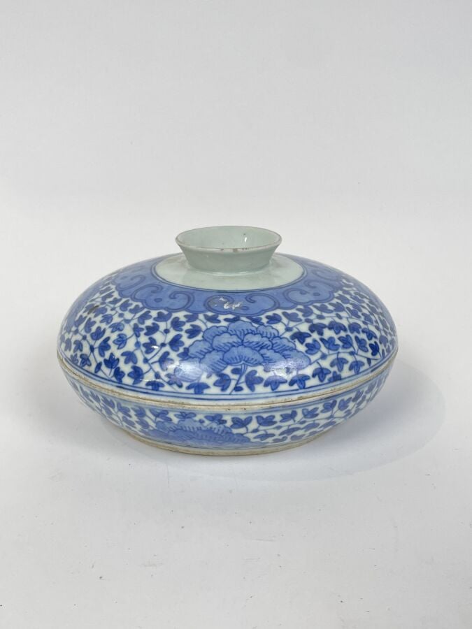 BOITE circulaire en porcelaine blanc/bleu à 6 compartiments (éclats et manques)…