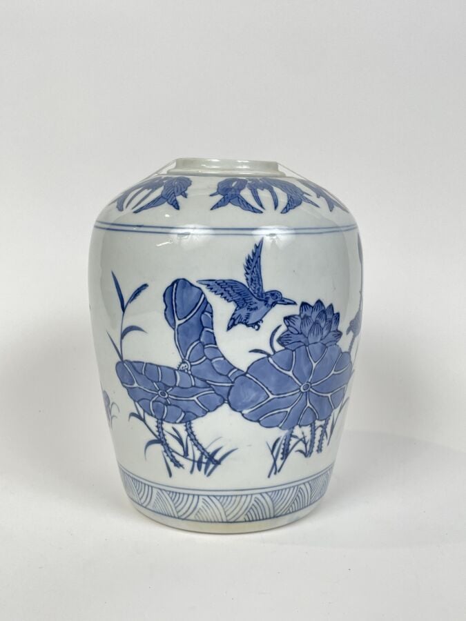 BOITE circulaire en porcelaine blanc/bleu à 6 compartiments (éclats et manques)…