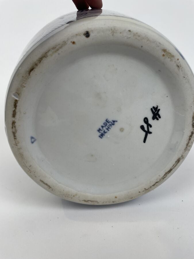 BOITE circulaire en porcelaine blanc/bleu à 6 compartiments (éclats et manques)…