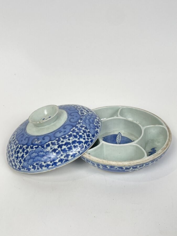 BOITE circulaire en porcelaine blanc/bleu à 6 compartiments (éclats et manques)…