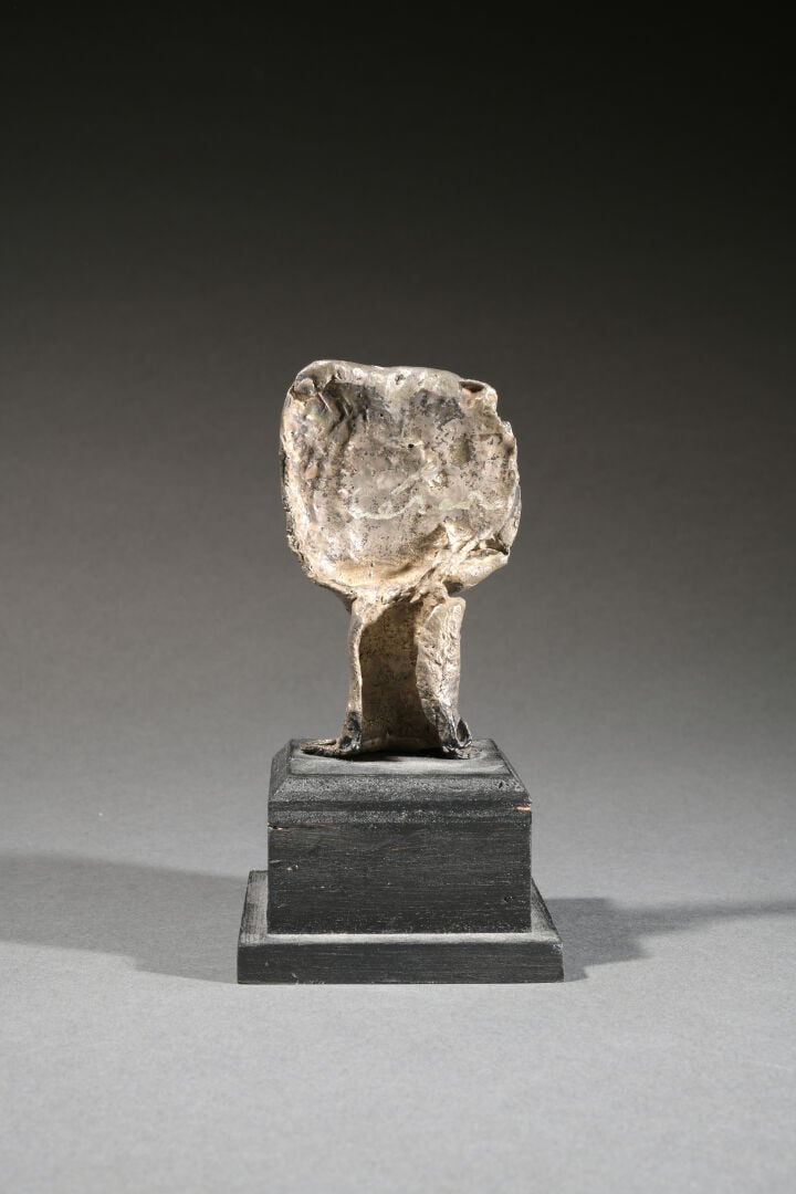 César BALDACCINI dit CÉSAR (1921-1998) - Tête sculptée en plomb martelé - Signé…