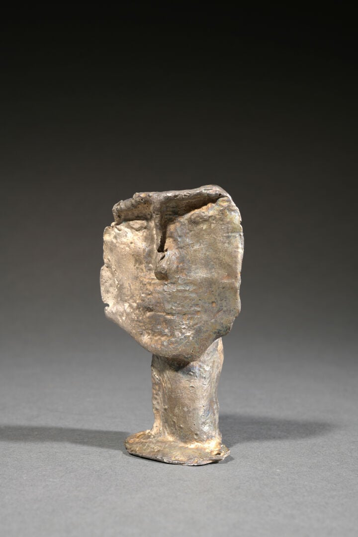 César BALDACCINI dit CÉSAR (1921-1998) - Tête sculptée en plomb martelé - Signé…