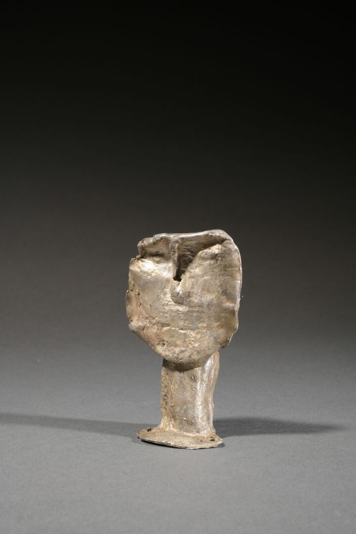 César BALDACCINI dit CÉSAR (1921-1998) - Tête sculptée en plomb martelé - Signé…