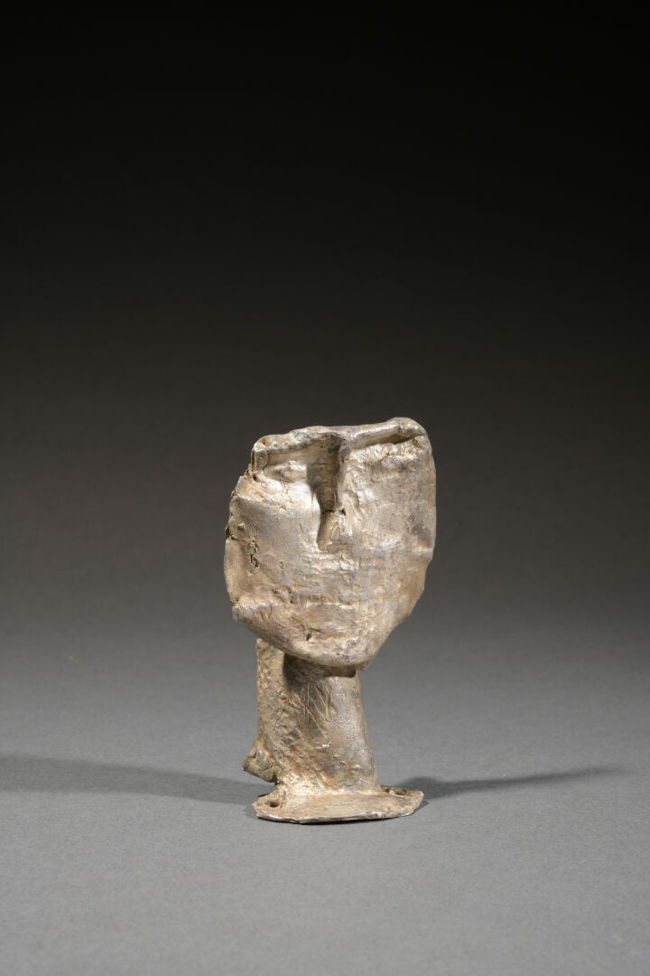 César BALDACCINI dit CÉSAR (1921-1998) - Tête sculptée en plomb martelé - Signé…