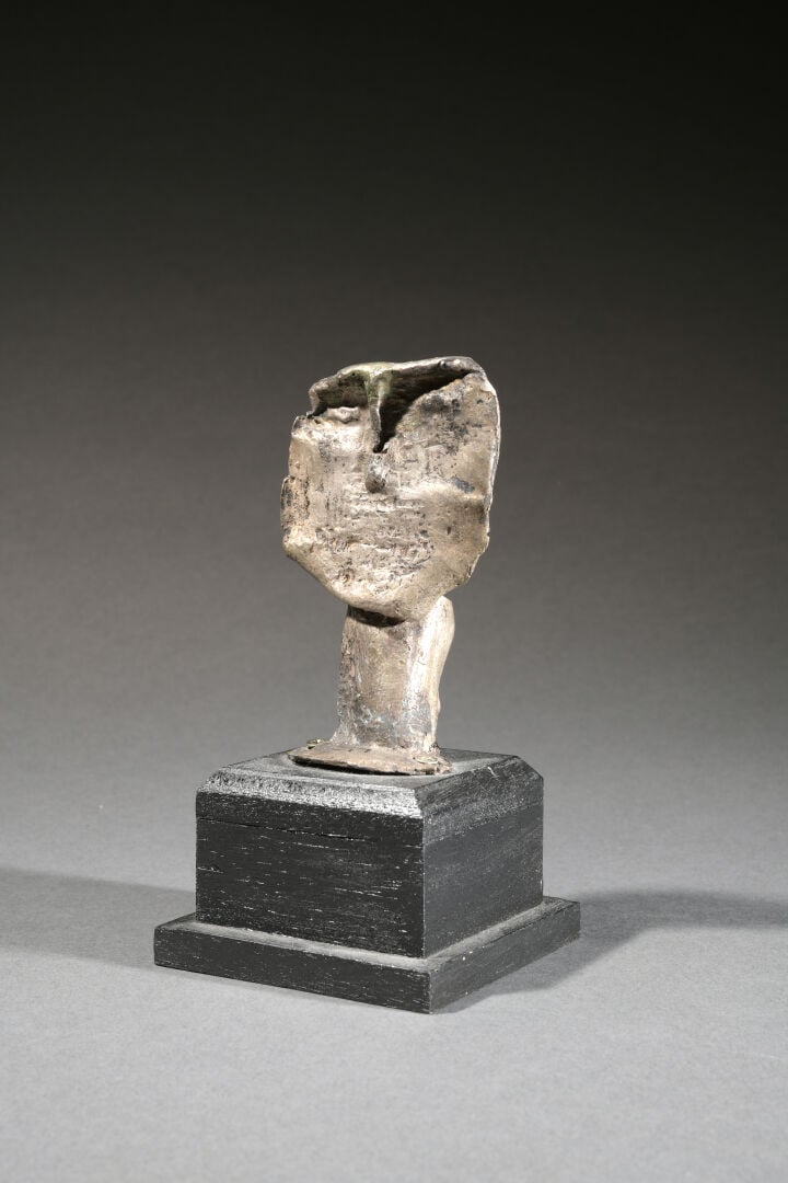César BALDACCINI dit CÉSAR (1921-1998) - Tête sculptée en plomb martelé - Signé…