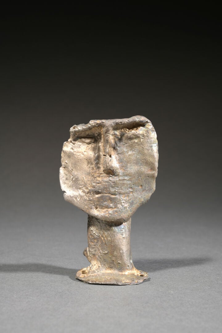 César BALDACCINI dit CÉSAR (1921-1998) - Tête sculptée en plomb martelé - Signé…