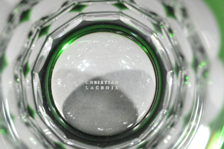 Christian LACROIX - Ensemble de 6 verres à eau en cristal taillé doublé rouge,…