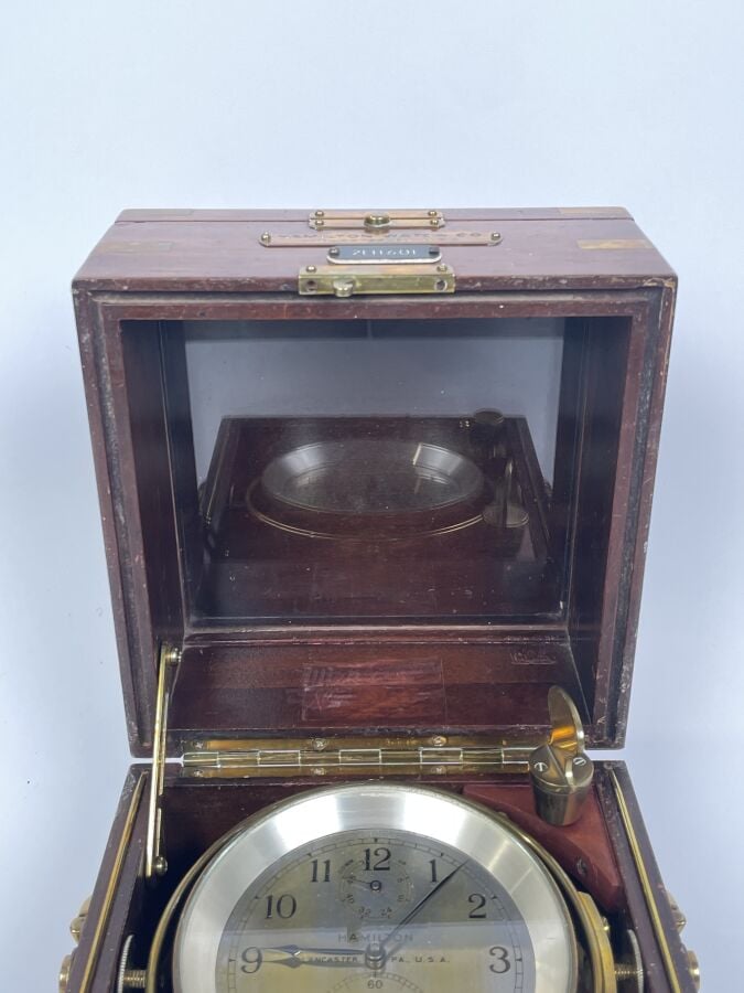CHRONOMETRE de marine N° 2E11601 de marque HAMILTON, 2 jours de réserve de marc…