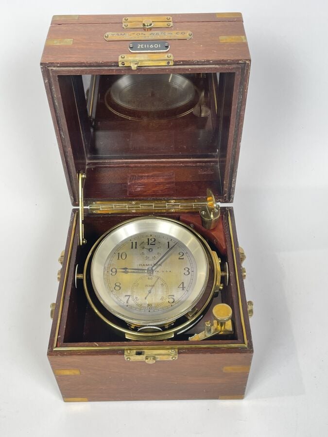 CHRONOMETRE de marine N° 2E11601 de marque HAMILTON, 2 jours de réserve de marc…