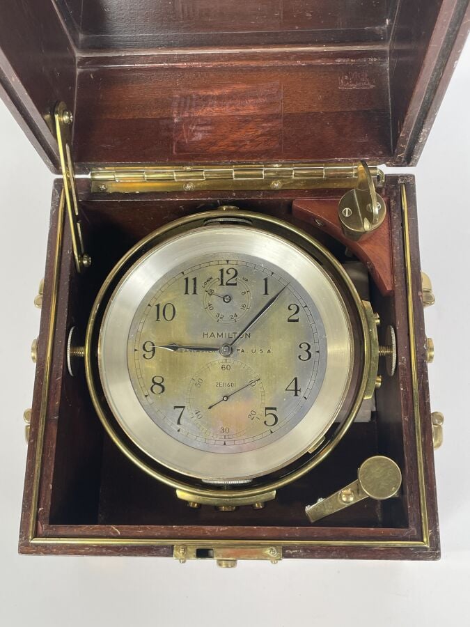 CHRONOMETRE de marine N° 2E11601 de marque HAMILTON, 2 jours de réserve de marc…