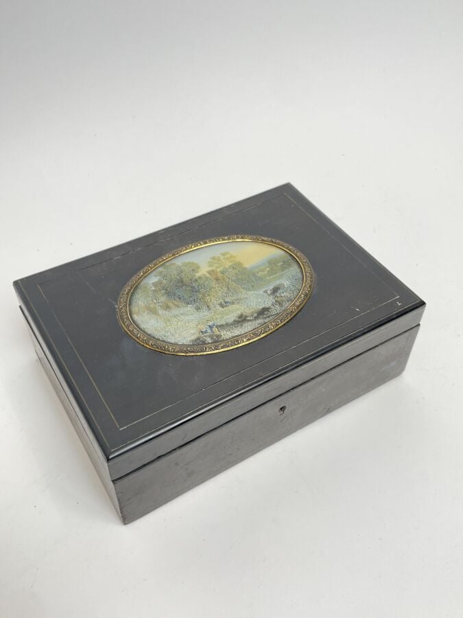 COFFRET en bois noirci orné sur le couvercle d'un paysage animé dans un ovale c…