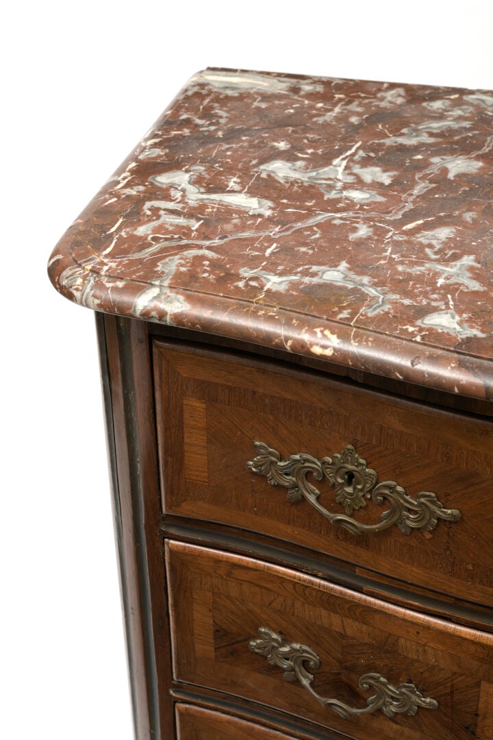 Commode à façade galbée en bois de placage ouvrant à quatre tiroirs sur trois r…