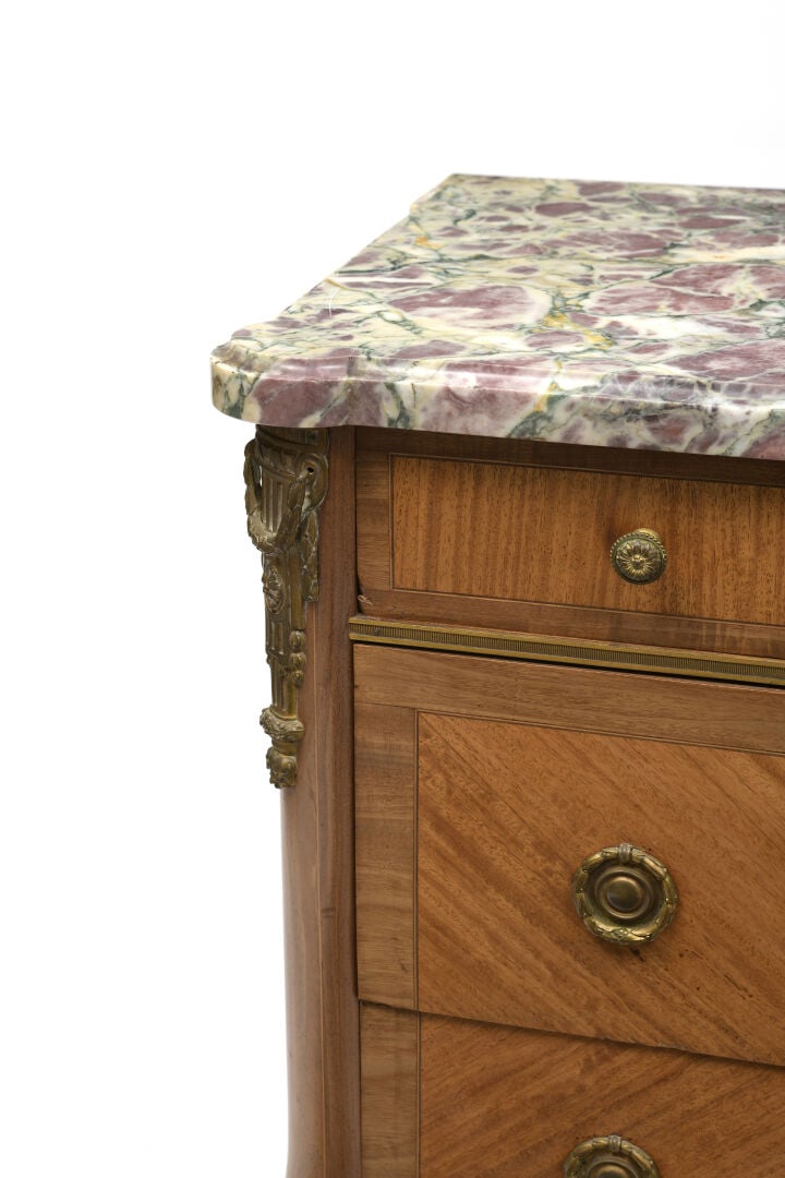 Commode d'entre-deux en bois de placage à décor marqueté en frisage ouvrant à t…
