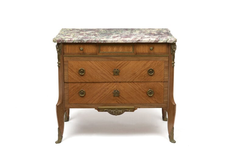 Commode d'entre-deux en bois de placage à décor marqueté en frisage ouvrant à t…