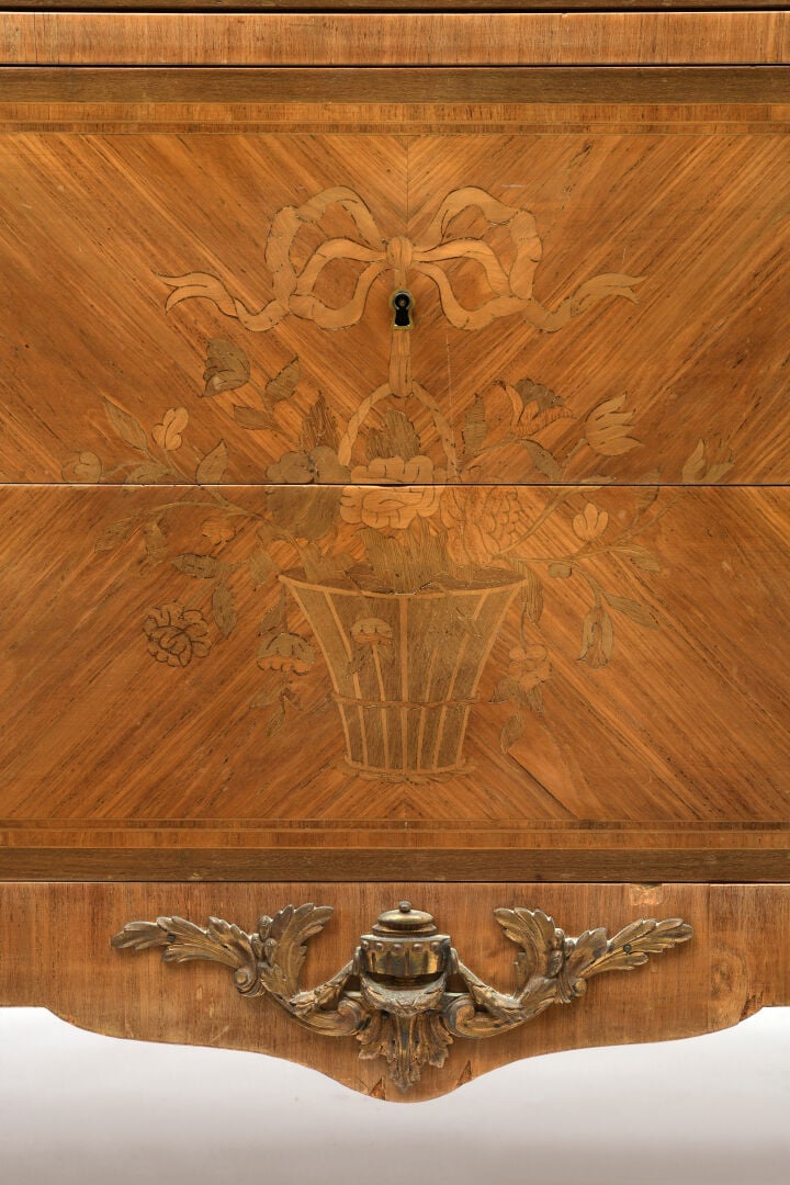 Commode en bois de placage à léger ressaut ouvrant en façade à trois tiroirs, à…