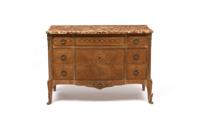 Commode en bois de placage à léger ressaut ouvrant en façade à trois tiroirs, à…