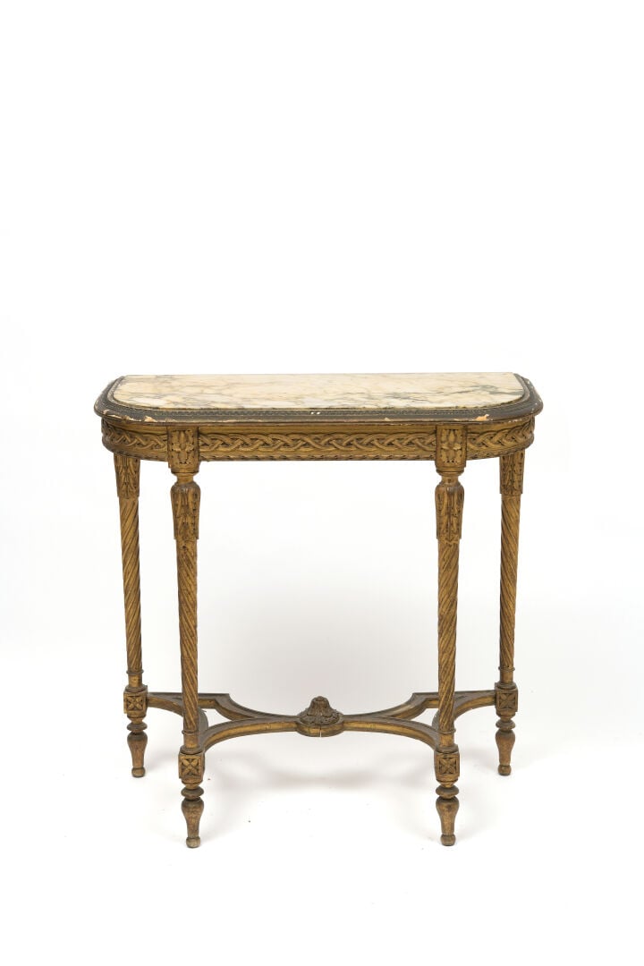 Console d'applique de forme demi-lune en bois et stuc doré, la ceinture ornée d…