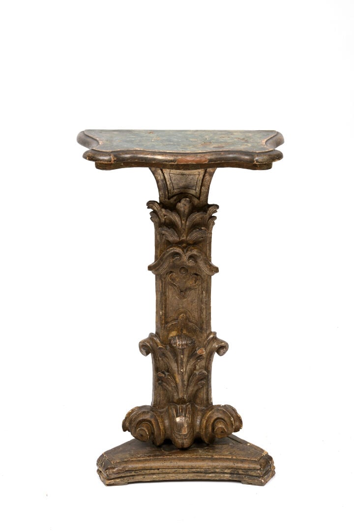 Console d'applique en bois doré et peint à décor sculpté d'enroulements et chut…