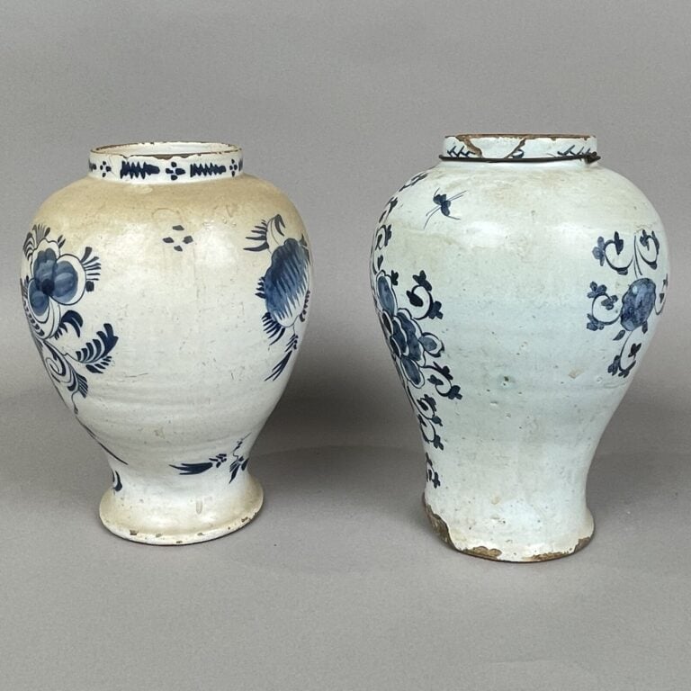 DELFT. Lot de deux VASES en faïence (accidents) - hauteur : 24 et 24.5 cm) - -…