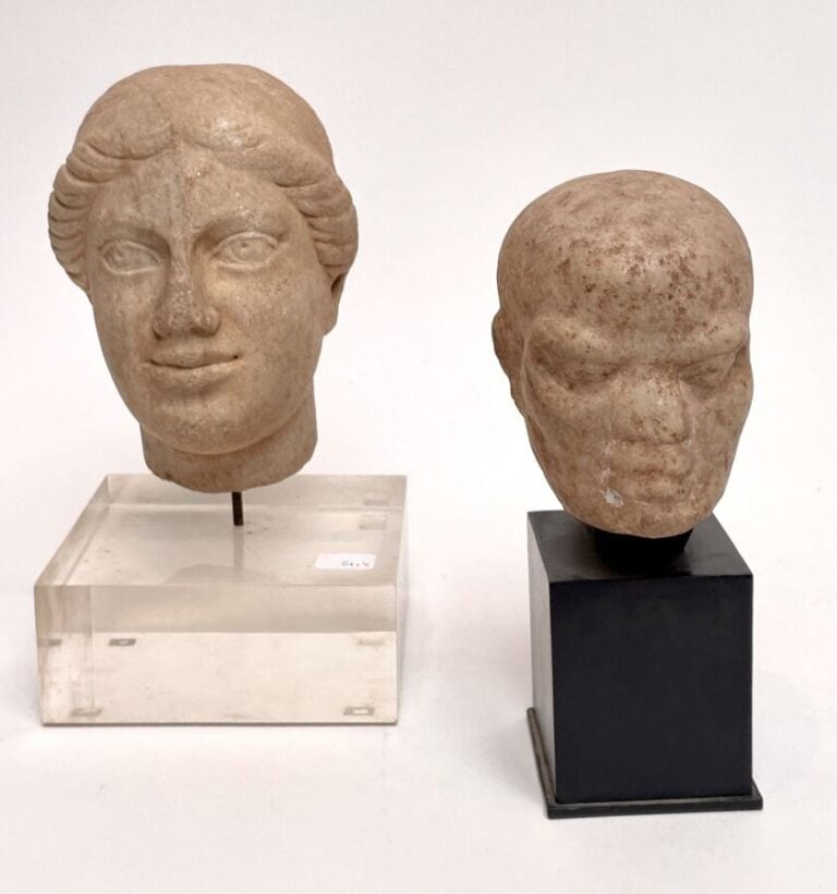 Deux TETES en pierre ou marbre sculpté dans le goût antique - Hauteur : 16 et 1…