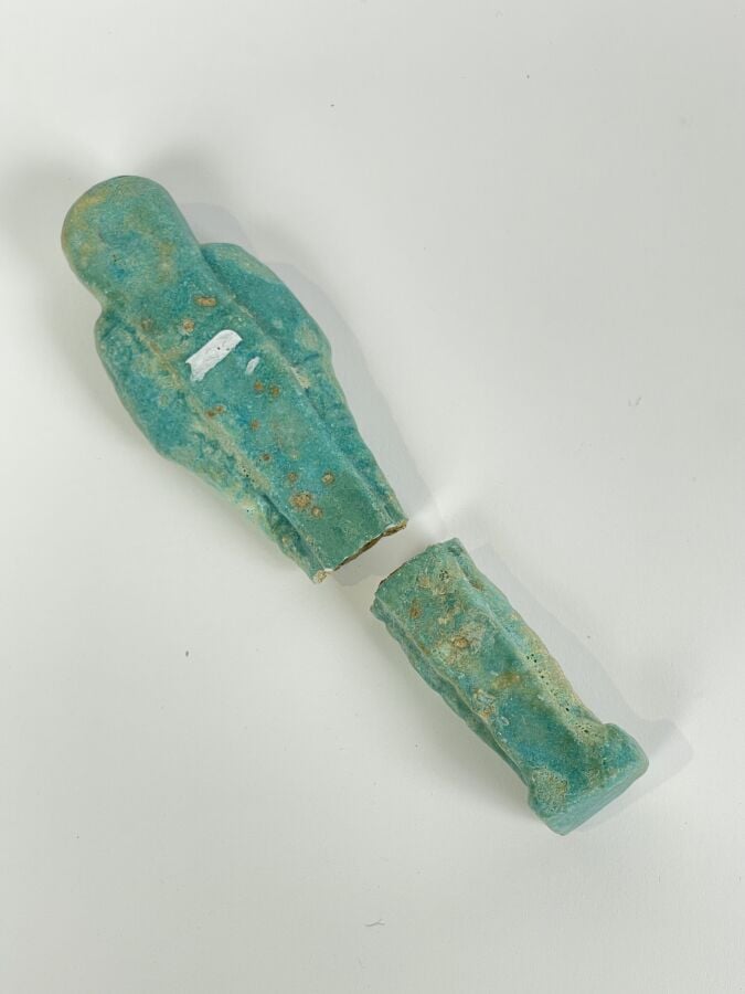 EGYPTE - Grand oushebti en faïence verte (accidents) - Hauteur : 17 cm - - Lot…