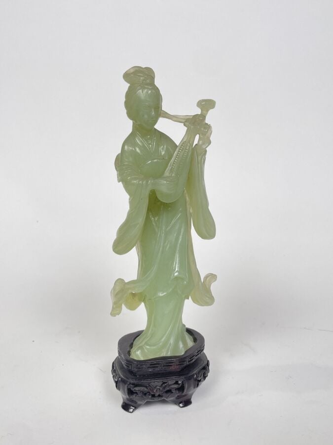 GUANYIN en jadéite - Hauteur : 20 cm - - Lot à retirer à : - PANAME SERVICES -…