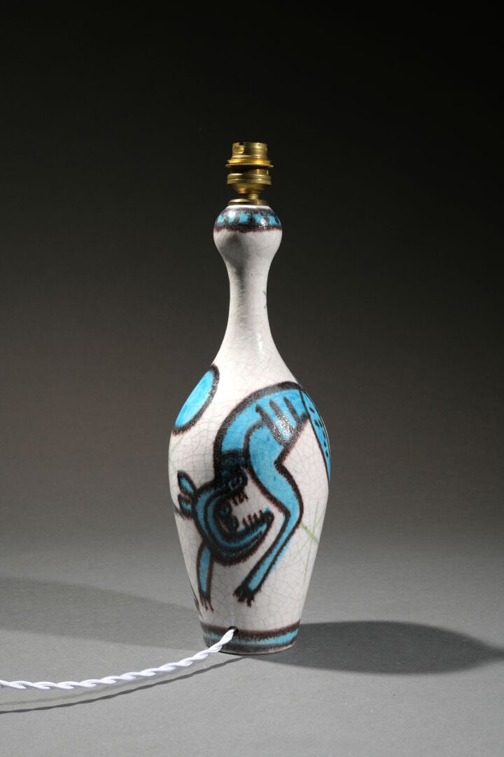 Guido GAMBONE (1909-1969) - Lampe en céramique émaillée à décor d'animaux styli…