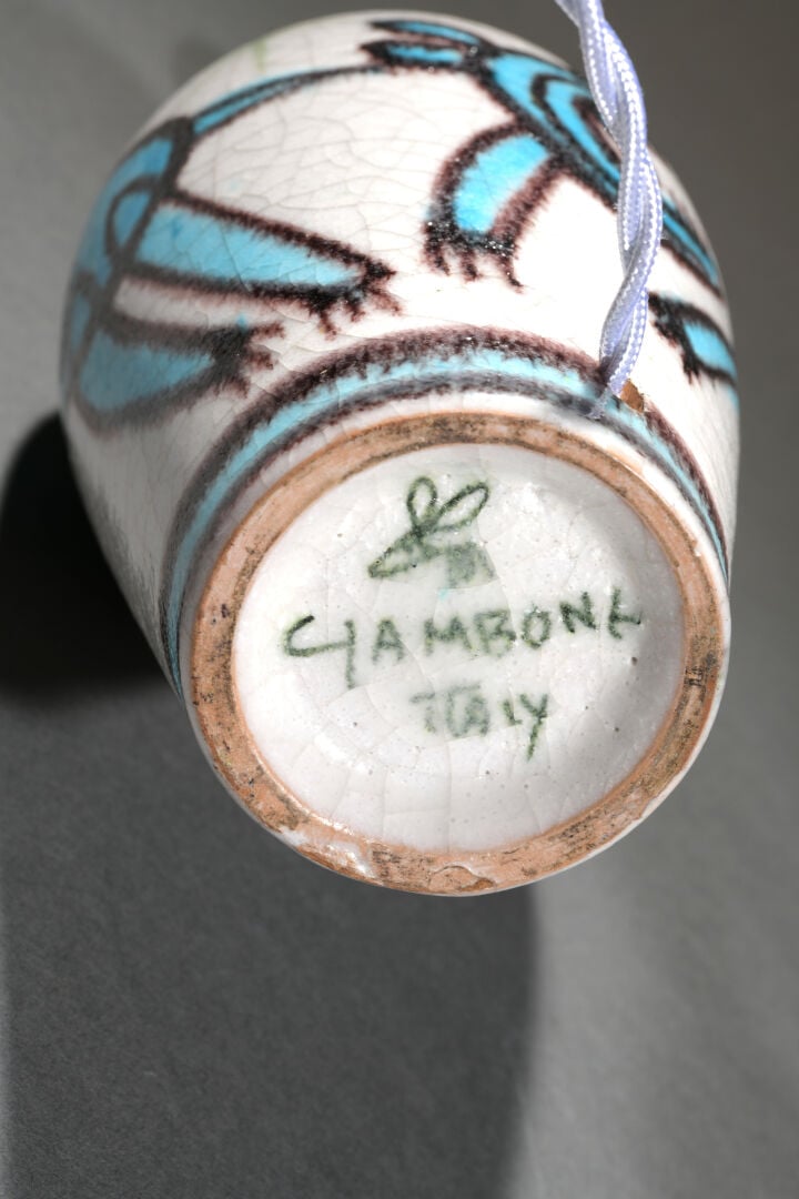Guido GAMBONE (1909-1969) - Lampe en céramique émaillée à décor d'animaux styli…