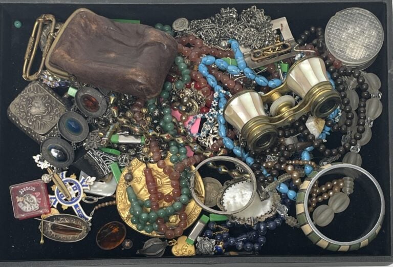 Important lot de BIJOUX FANTAISIE, colliers, bracelets... - - Lot à retirer à :…