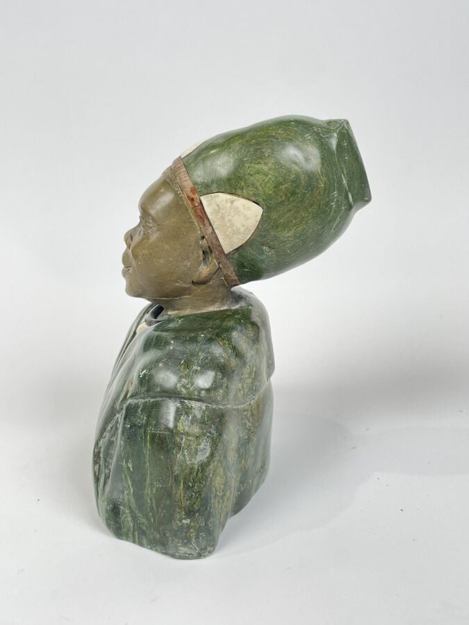 J. NTHAKO - BUSTE d'africain en pierre reconstituée ( - Hauteur : 25 cm - - Lot…
