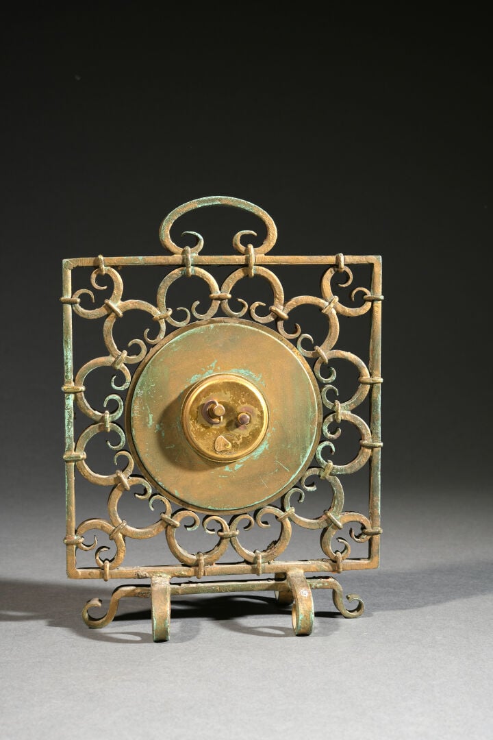 JAEGER-LECOULTRE - Pendule de table en fer forgé partiellement laqué vert à déc…