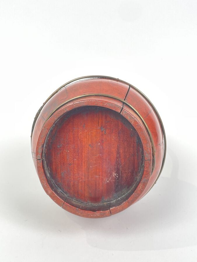 JAPON. Panier couvert en bois laqué rouge, cerclé de métal - Hauteur : 37 cm -…