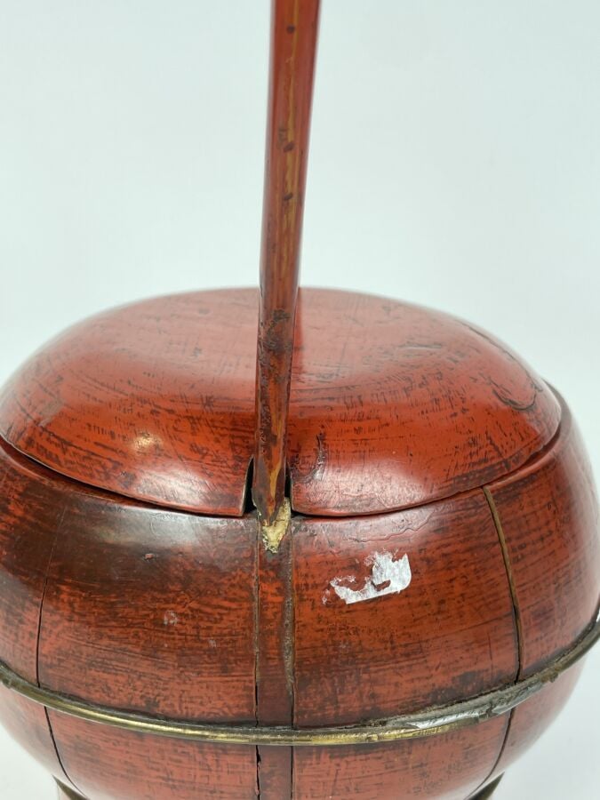 JAPON. Panier couvert en bois laqué rouge, cerclé de métal - Hauteur : 37 cm -…