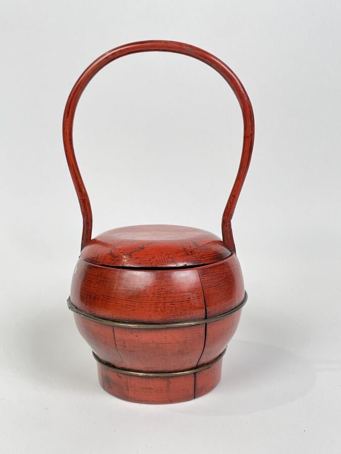 JAPON. Panier couvert en bois laqué rouge, cerclé de métal - Hauteur : 37 cm -…