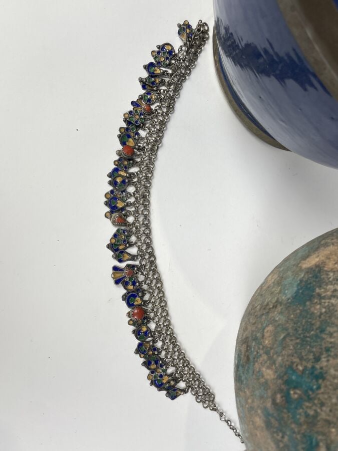 JARRE en céramique émaillée bleu foncé (Maroc) ; on joint un collier en métal a…